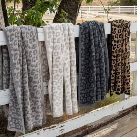 ❣️SOLD❣️Barefoot Dreams In The Wild Throw Blanket - Picture 2 of 3